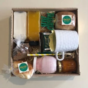 Un desayuno / merienda completo y con estilo, listo para regalar. Incluye medialuna, exprimido, yogurt con granola, leche, y más.