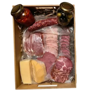 La Box Picada Premium es una selección curada de charcutería artesanal, quesos especiales, envasadas al vacío. Presentada en un packaging boutique ideal para sorprender.