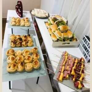 Catering gourmet pensado para empresas, eventos corporativos y reuniones ejecutivas. Incluye pernil con salsas y panes, bandejas frías, tablas de fiambres, empanadas, canastitas, pizzetas, bebidas y servicio a cargo por 3 horas (Opcional). Presentación impecable, sabores artesanales y atención profesional.