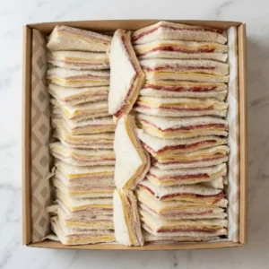 Una opción versátil y rendidora para todo tipo de reuniones o eventos. Incluye mini sandwinches surtidos de miga combinaciones como jamón y queso, milán y queso, verduras