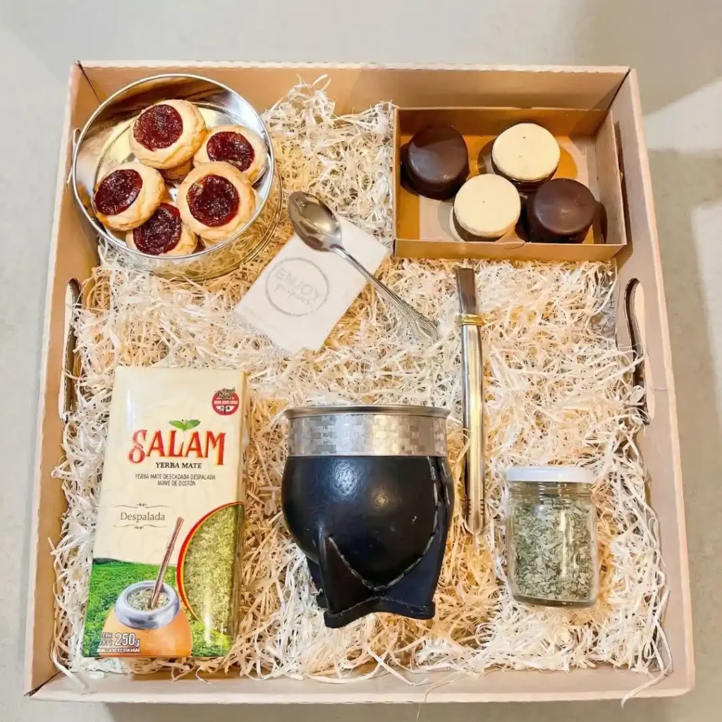 Nuestro Box Matero combina un mate de cuero artesanal, yerba seleccionada y dulces gourmet en una presentación boutique ideal para regalar.