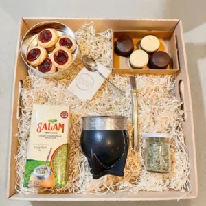 Nuestro Box Matero combina un mate de cuero artesanal, yerba seleccionada y dulces gourmet en una presentación boutique ideal para regalar.