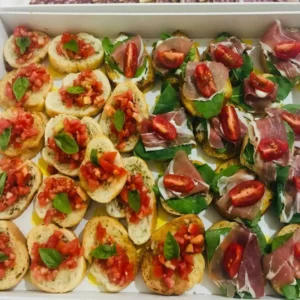 brusquetas artesanales con combinaciones gourmet. Pan casero, ingredientes frescos y presentación premium.