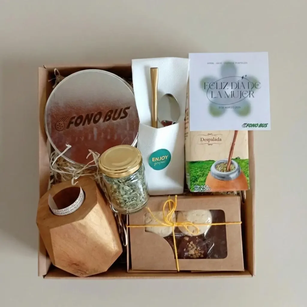 Box matera corporativa Día de la Mujer con mate, bombilla y yerba premium personalizada para empresas en Buenos Aires